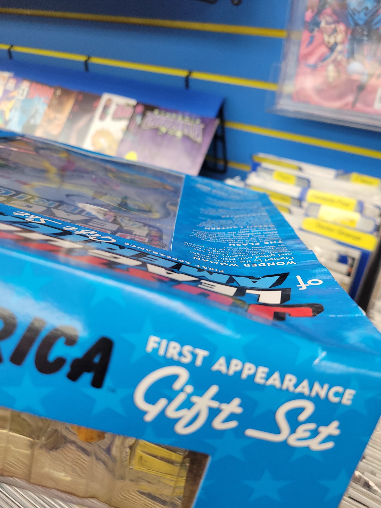 JUSTICE LEAGUE of AMERICA 1st Appearance Gift Set w/Reprint Brave & The Bold #28